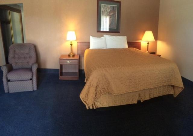 Sunflower Inn & Suites - Garden City Bagian luar foto