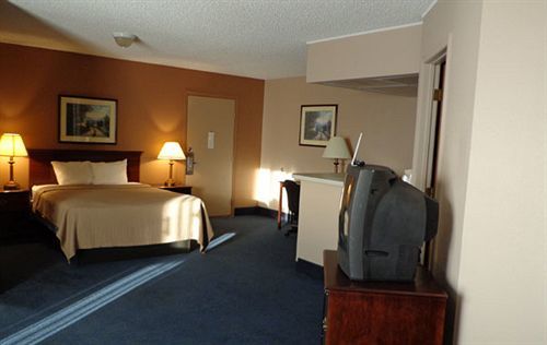 Sunflower Inn & Suites - Garden City Bagian luar foto