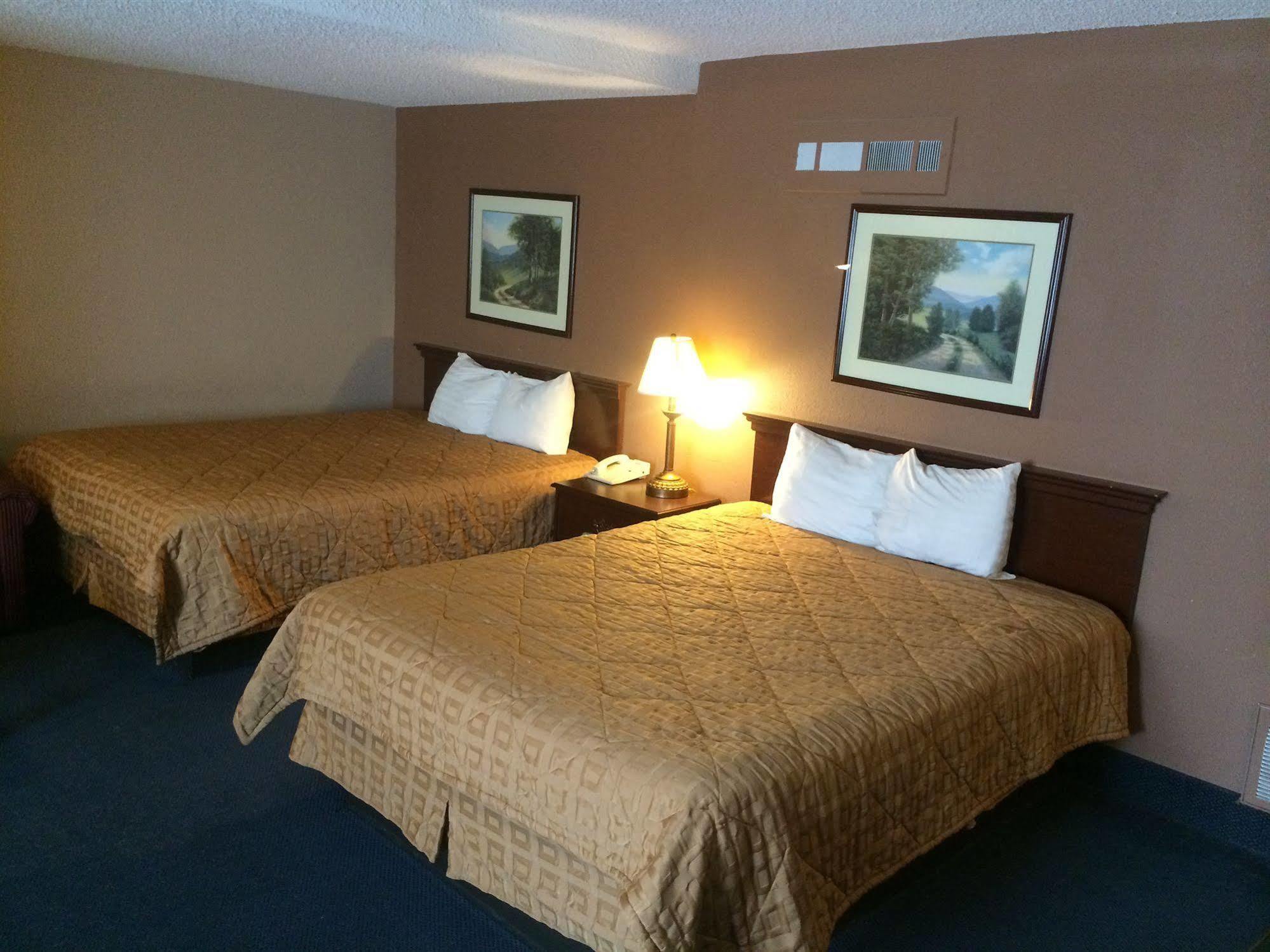 Sunflower Inn & Suites - Garden City Bagian luar foto